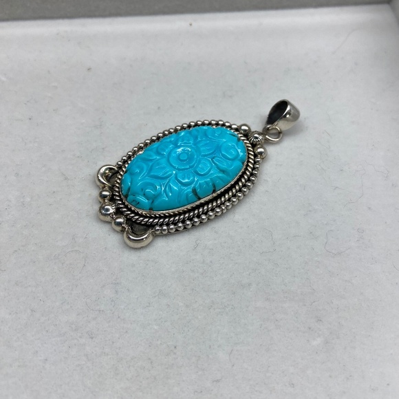 Beautifully carved turquoise pendant - Picture 1 of 3